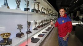 47E2E71700000578-5245767-Coutinho_takes_a_good_look_at_the_enormous_Barcelona_trophy_cabi-a-3_15.jpg